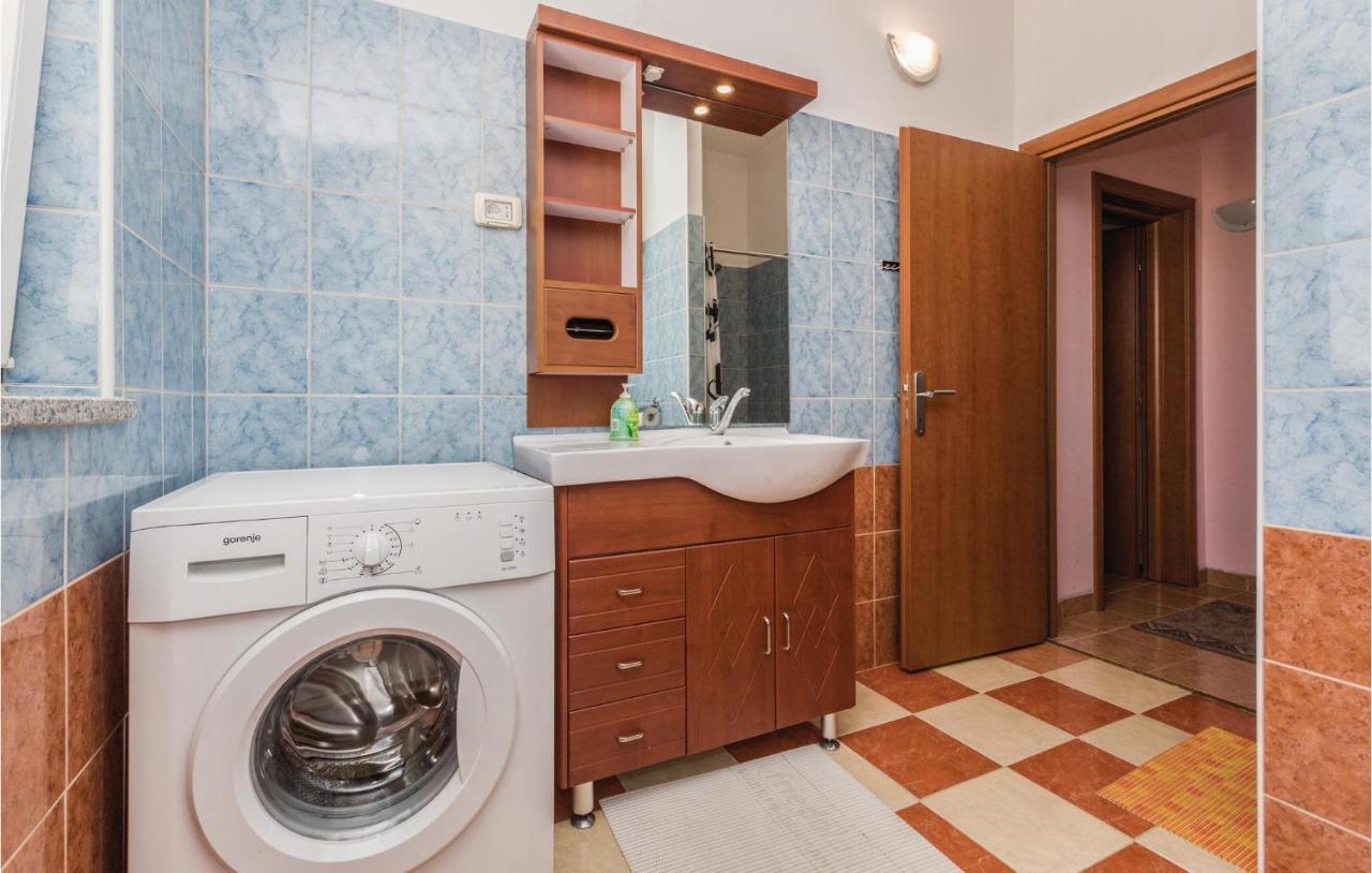 Nice Apartment In Kastel With Kitchen Ngoại thất bức ảnh