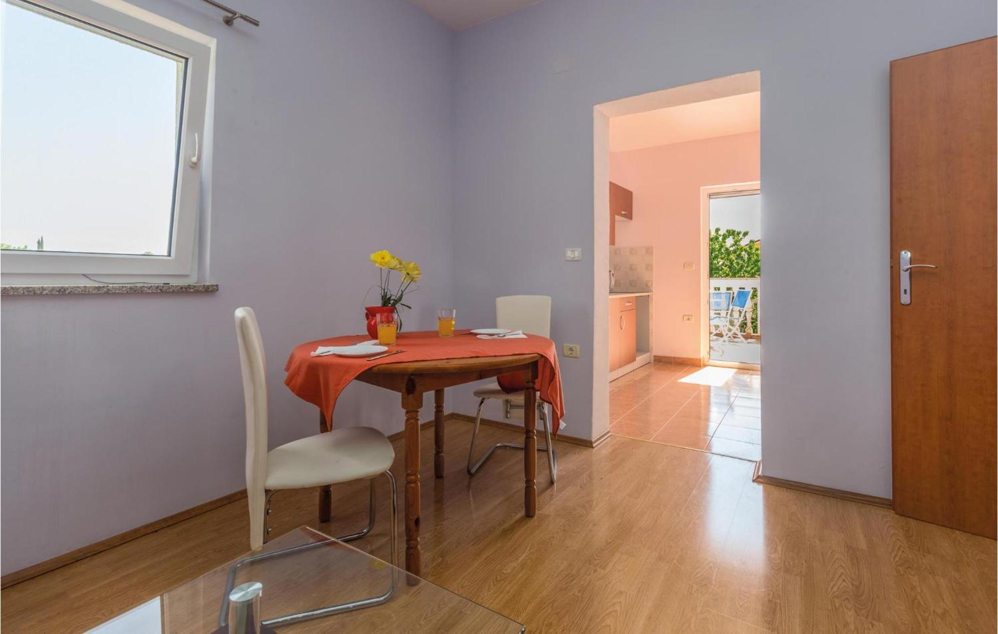 Nice Apartment In Kastel With Kitchen Ngoại thất bức ảnh