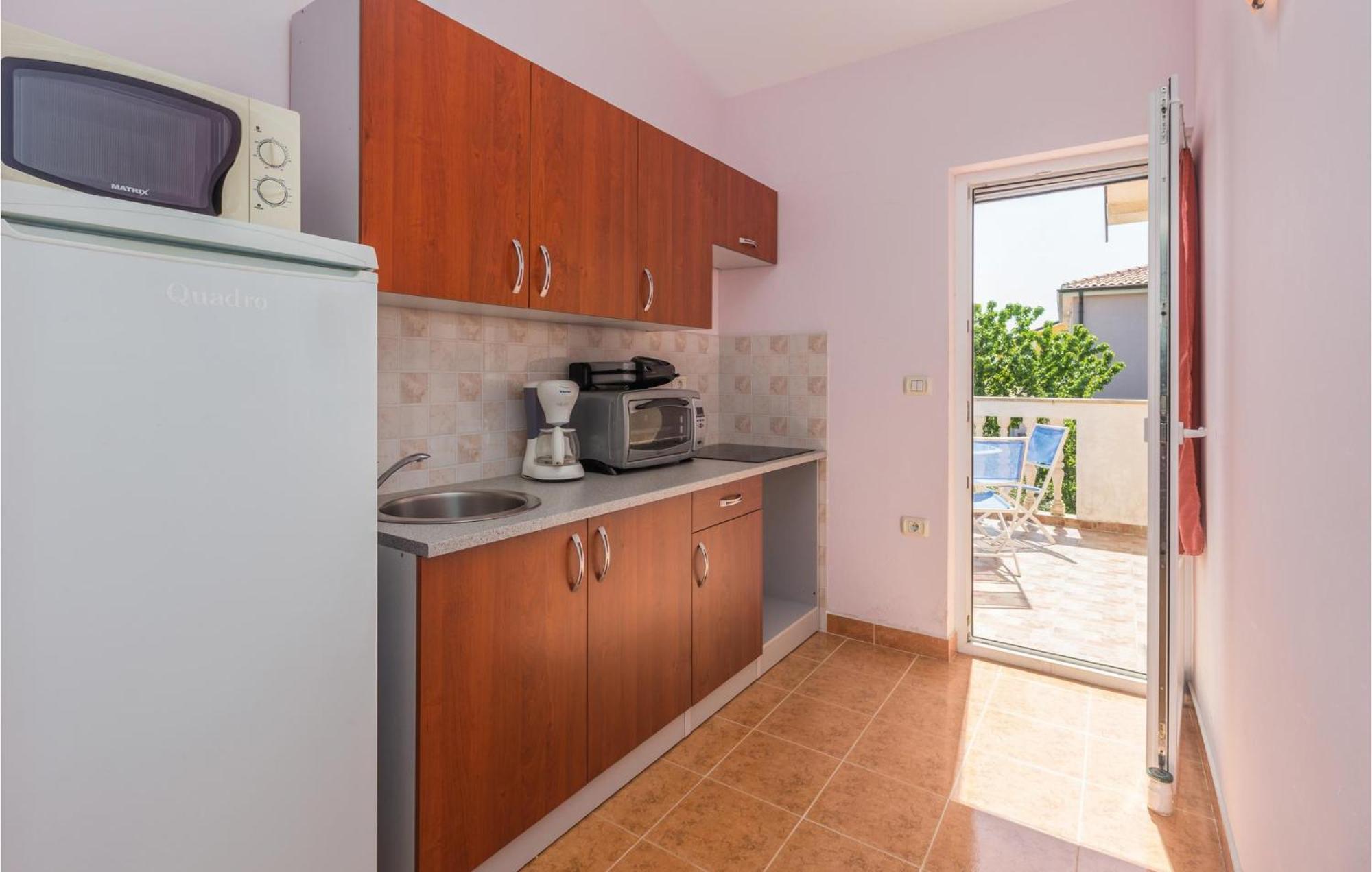 Nice Apartment In Kastel With Kitchen Ngoại thất bức ảnh
