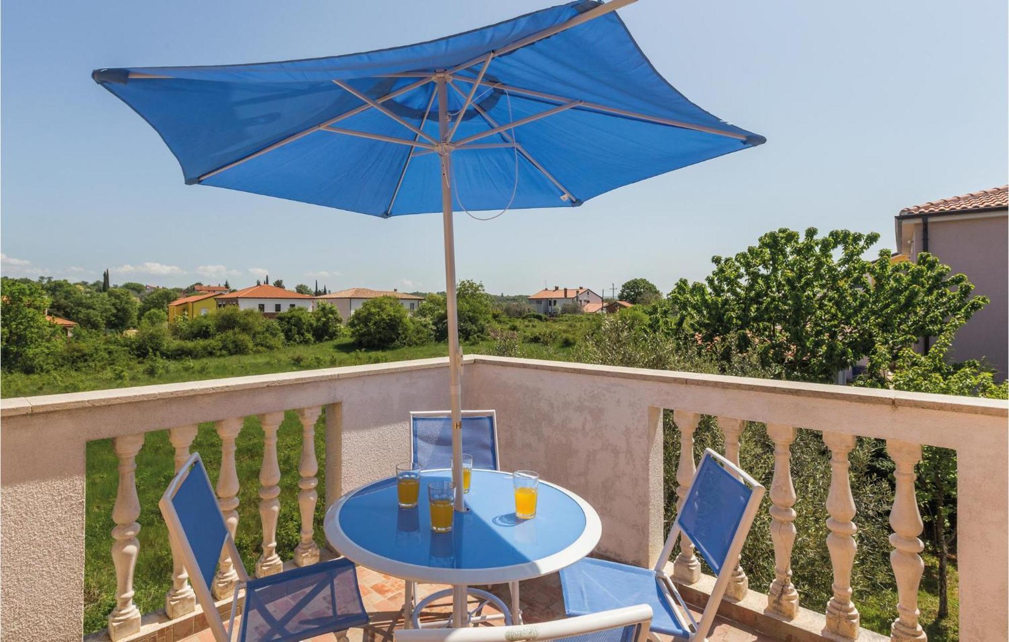 Nice Apartment In Kastel With Kitchen Ngoại thất bức ảnh